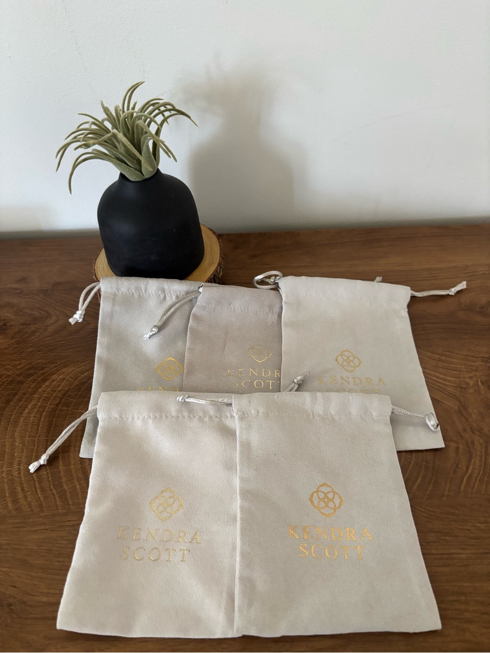 Kendra Scott Cream Drawstring Jewelry Pouch Set with Gold Logo